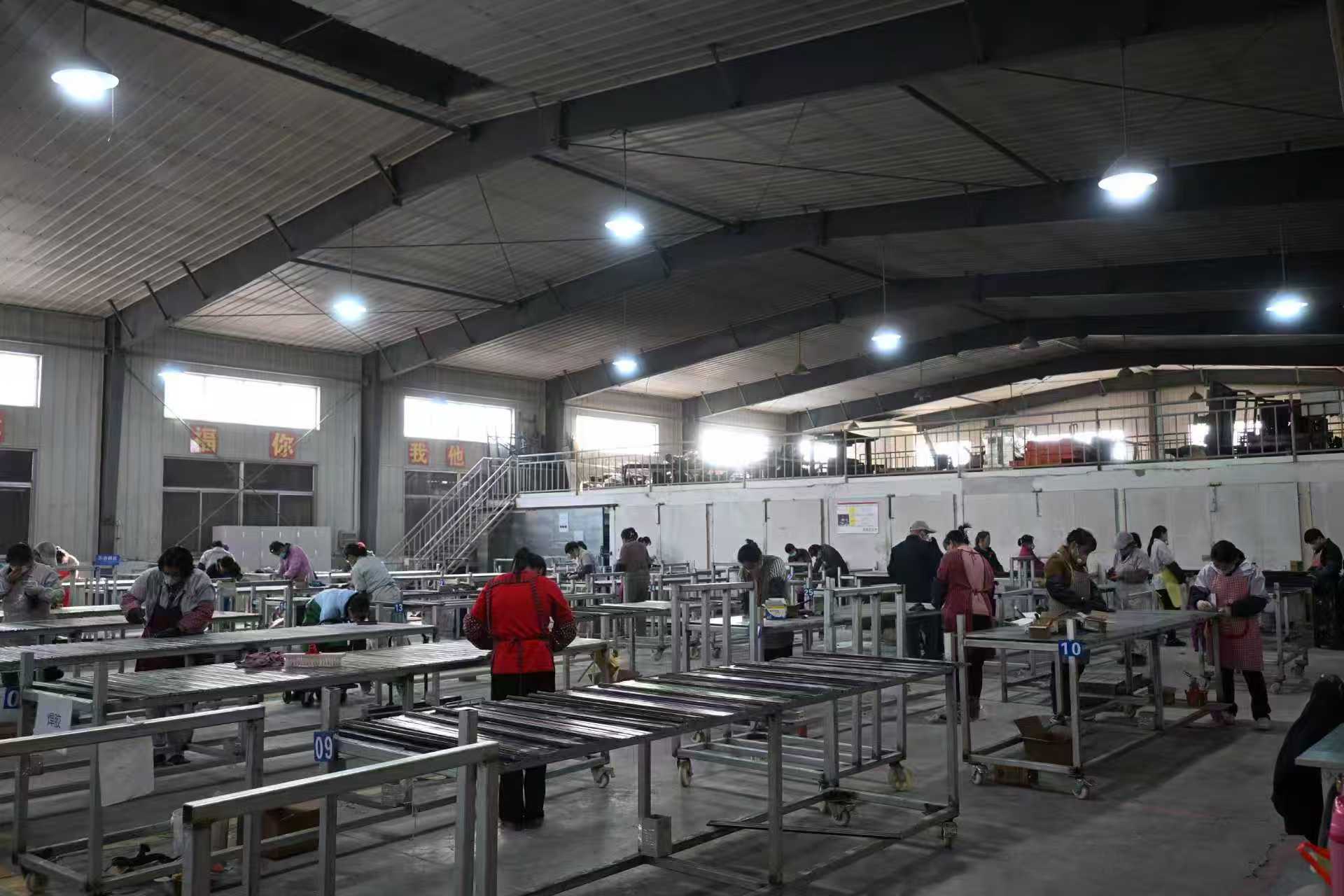 南京の予備生産ラインは急ぎの作業で忙しく、従業員は団結して協力を熱望